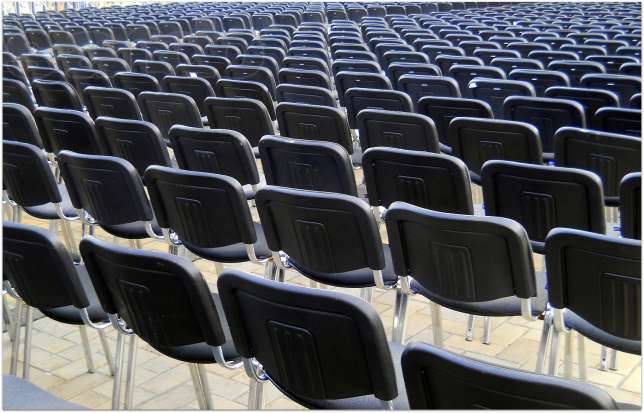Фото 9. Аренда серых стульев для форумов