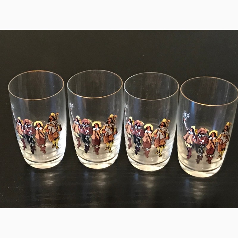 Фото 7. Набоp стеклянных стаканчиков с изображением 4-х мушкетеров