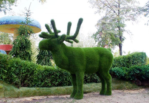 Фото 5. Скульптуры фигуры из искусственной травы топиари