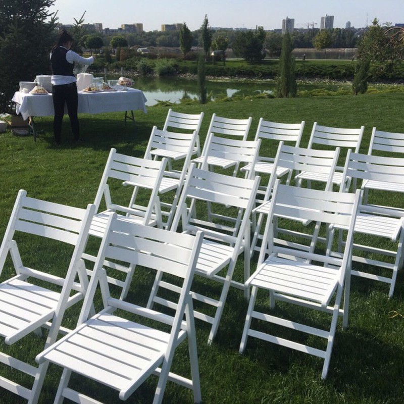 Фото 3. Аренда белых складных стульев для свадьбы
