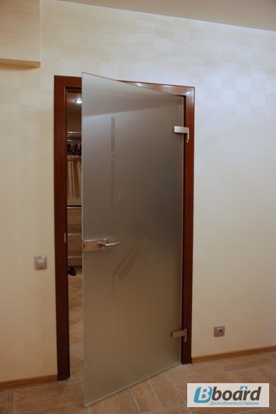 Фото 7. Стеклянные двери в алюминиевом коробе и в деревяном
