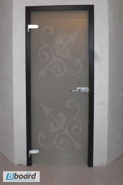 Фото 8. Стеклянные двери в алюминиевом коробе и в деревяном