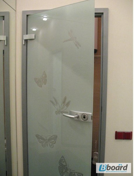 Фото 10. Стеклянные двери в алюминиевом коробе и в деревяном