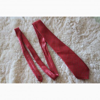 Яркий красный галстук
