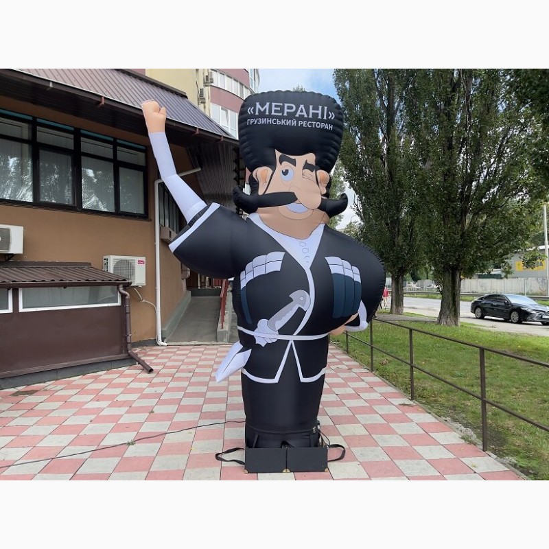 Фото 4. Зовнішня реклама ресторану Надувний чоловічок грузин