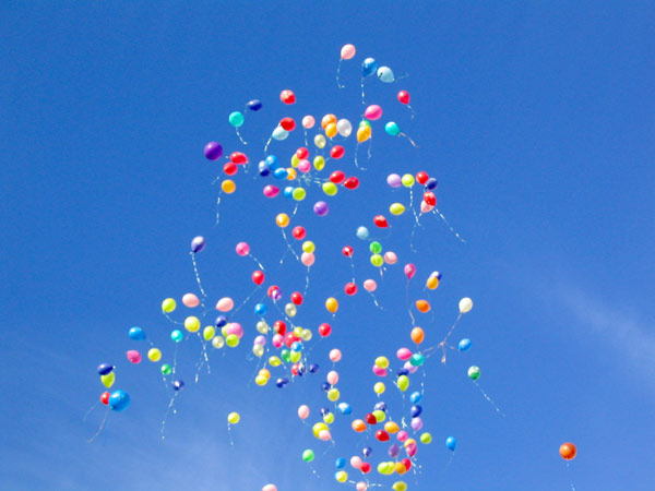 Запуск повітряних кульок в небо, гелієві кульки, скидання кульок