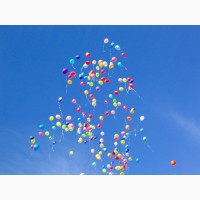 Запуск повітряних кульок в небо, гелієві кульки, скидання кульок