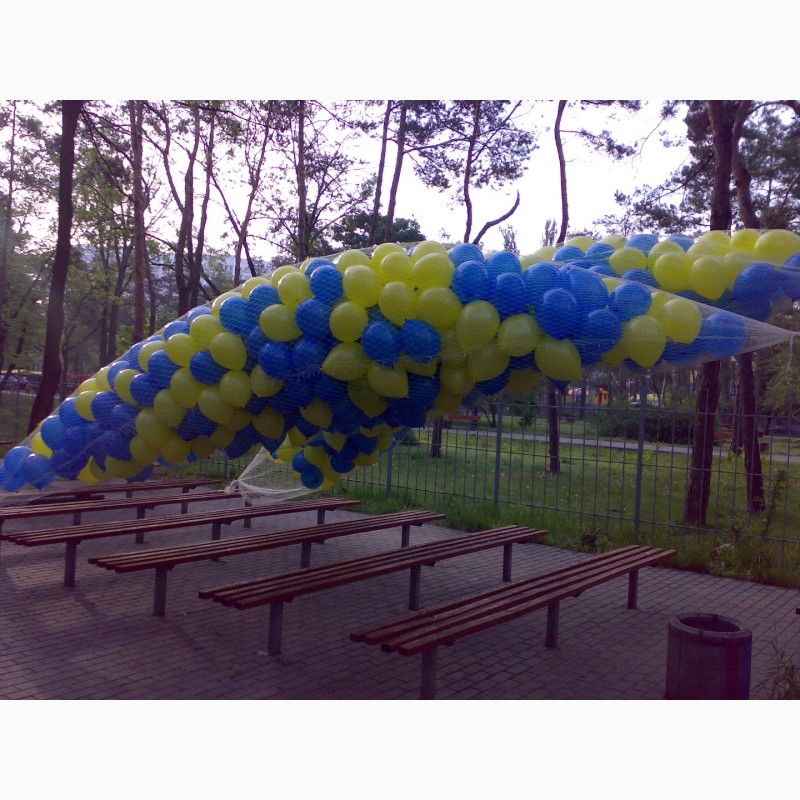 Фото 2. Запуск повітряних кульок в небо, гелієві кульки, скидання кульок