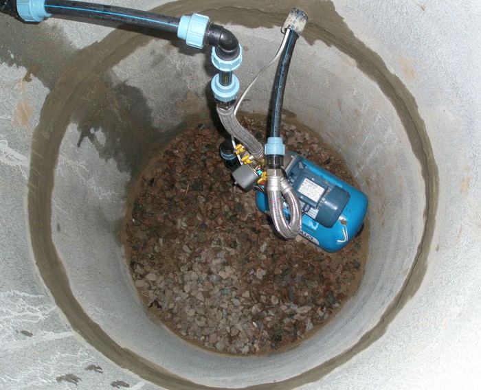 Фото 3. Чистка и докопка питьевых колодцев. Проводим воду и канализацию в дом