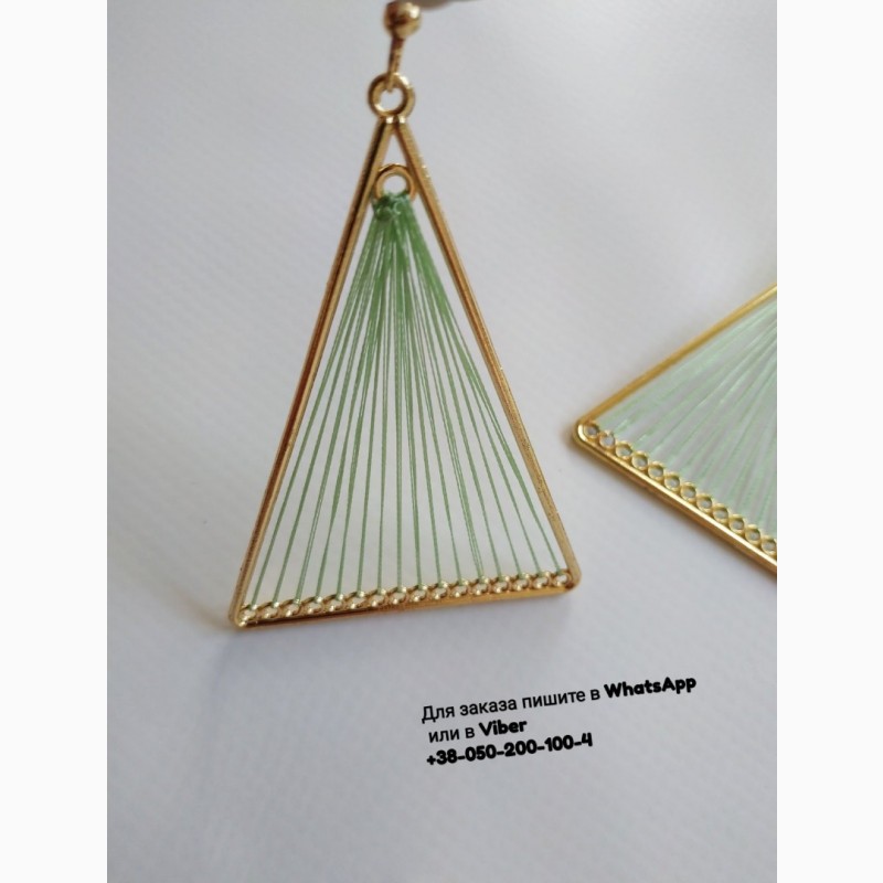 Фото 2. Треугольные серьги нити, нитки золотистые сережки треугольник