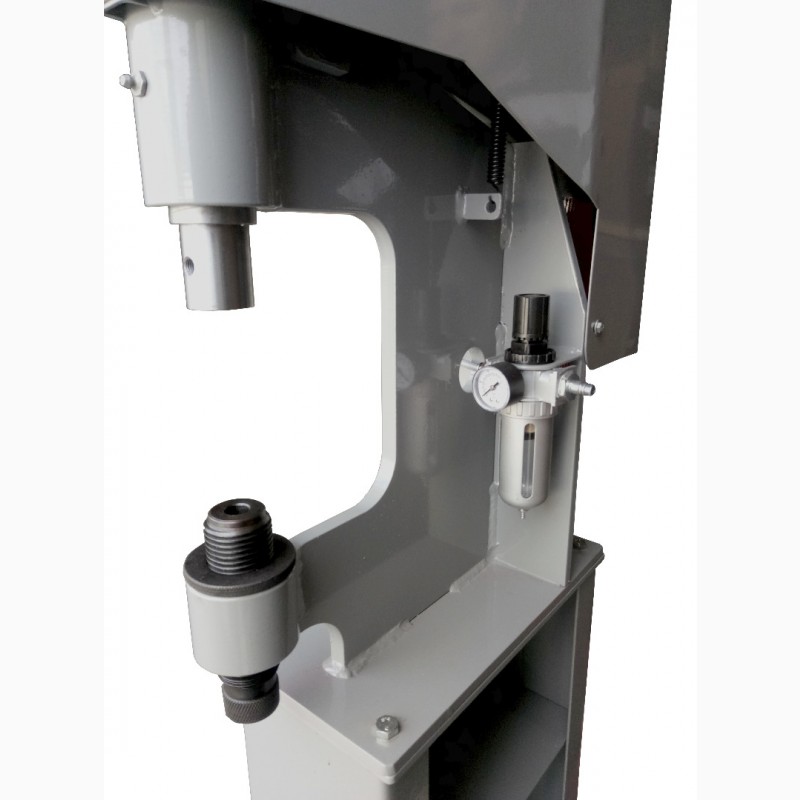 Фото 2. Стенд для клепки тормозных накладок с пневмогидравлическим приводом AIRKRAFT ZPTN0212