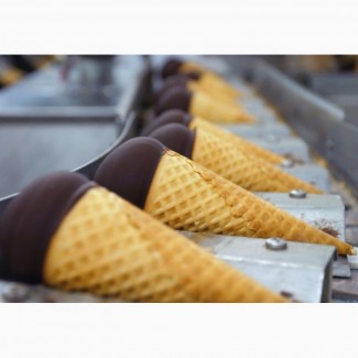Работники на завод по производству мороженого Unilever
