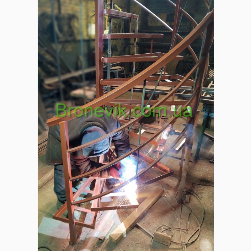 Фото 4. Винтовая металлическая лестница. Броневик Днепр