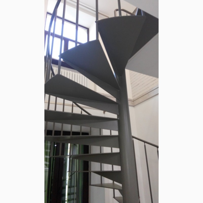 Фото 7. Винтовая металлическая лестница. Броневик Днепр