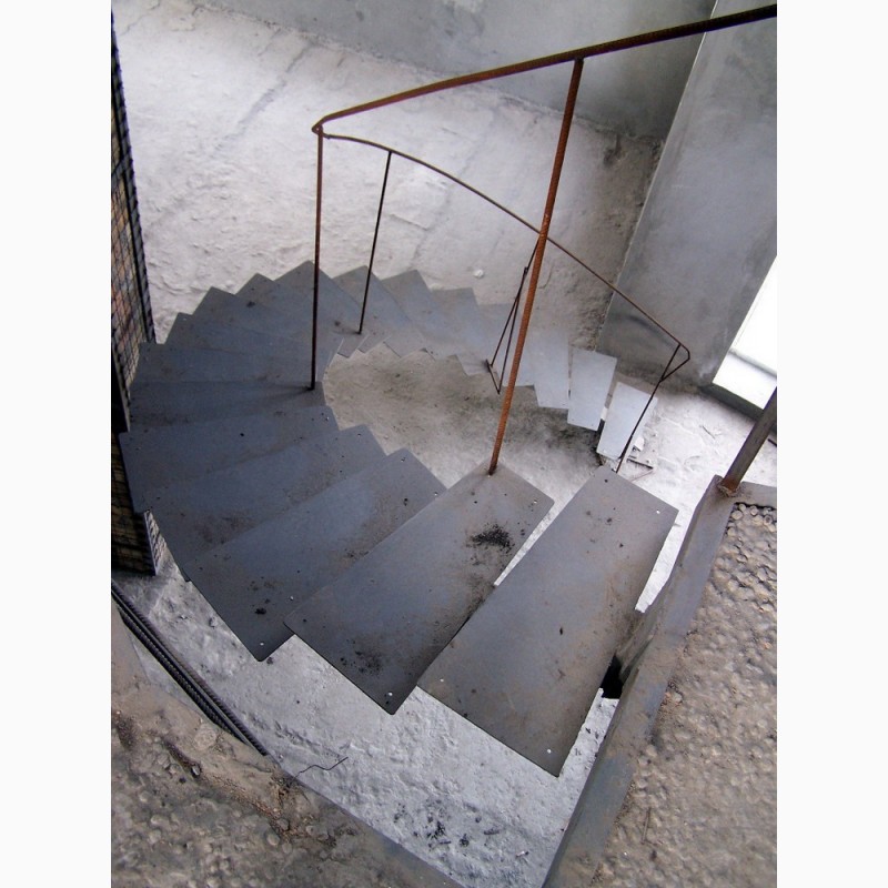 Фото 17. Лестница на одном косоуре. Броневик Днепр