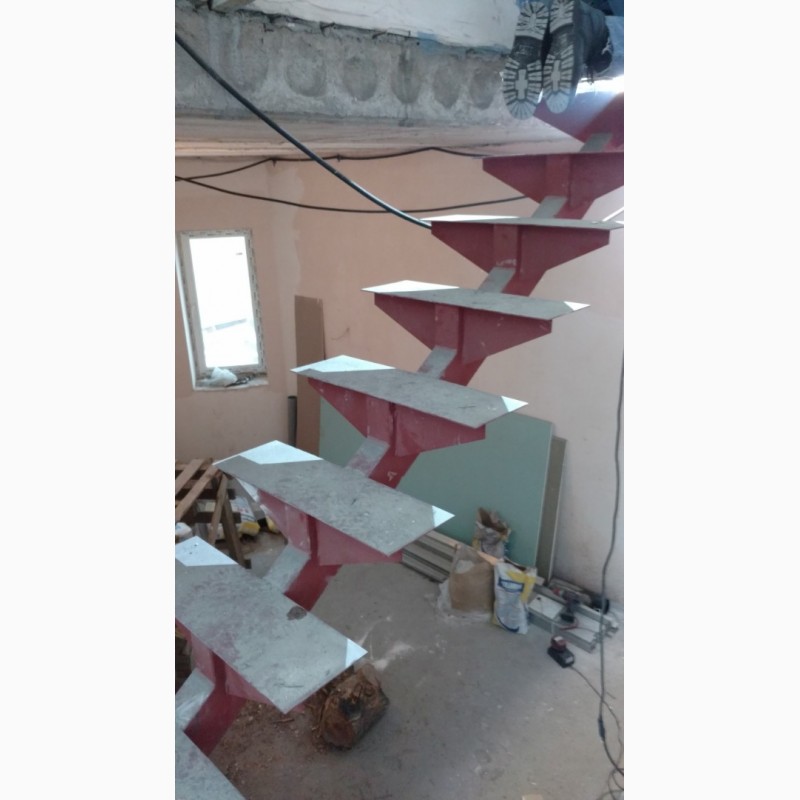 Фото 4. Лестница на одном косоуре. Броневик Днепр