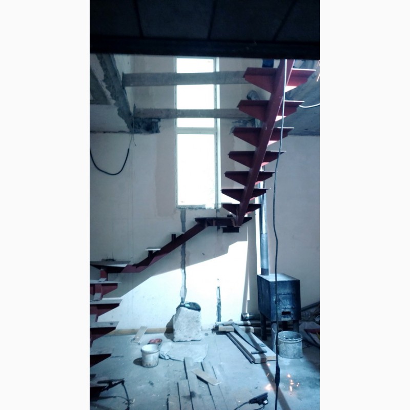 Фото 7. Лестница на одном косоуре. Броневик Днепр