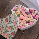 Коробочки с цветами и макарунами, доставка букетов и подарков на 8 марта