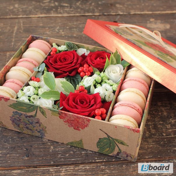 Фото 3. Коробочки с цветами и макарунами, доставка букетов и подарков на 8 марта