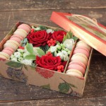 Коробочки с цветами и макарунами, доставка букетов и подарков на 8 марта