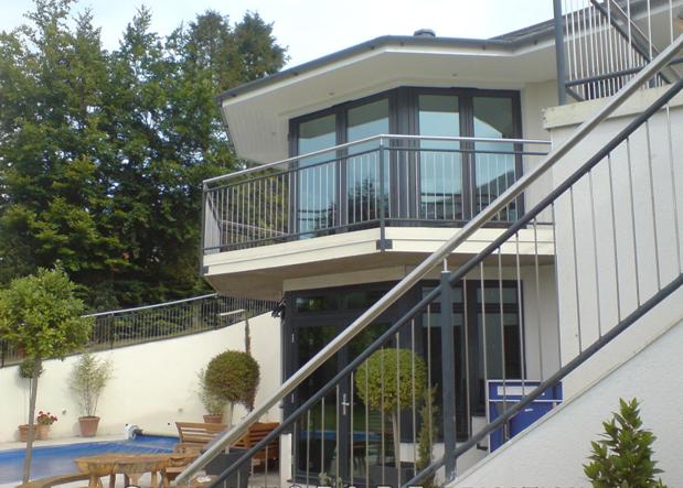 Фото 4. Балконы и балконные ограждения из черного металла