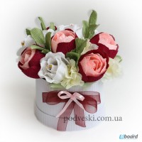 Цветочный подарок девушке - букет из конфет
