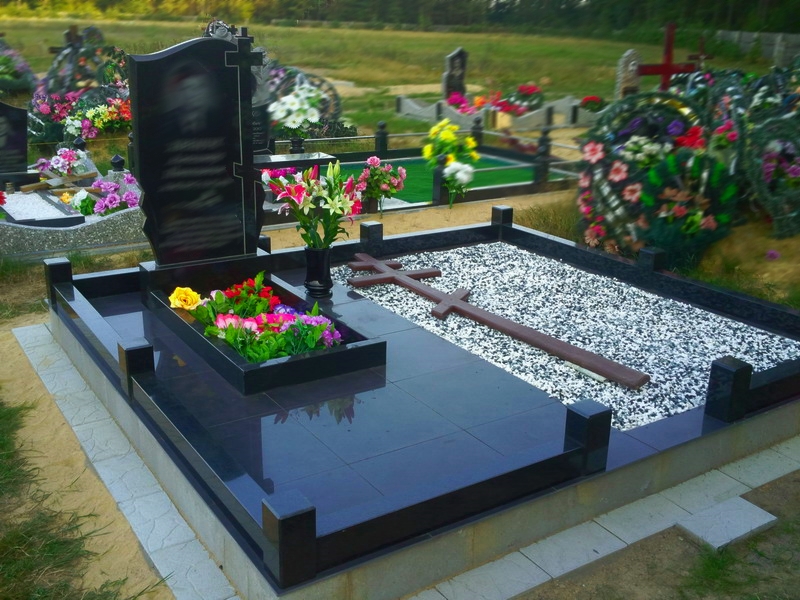 Фото 3. Уход за могилами (по всей Украине)