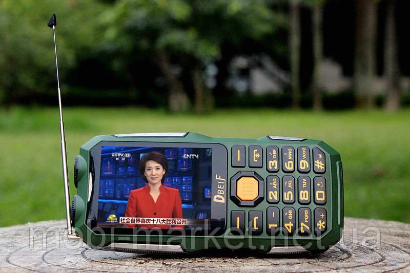 Противоударный телефон Land Rover (DBEIF D2016) 2 сим, 2, 8 дюйма, двойной фонарик, TV, 13800 м