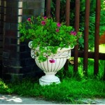Вазон садовый, ваза для цветов, цветник парковый, клумба из бетона