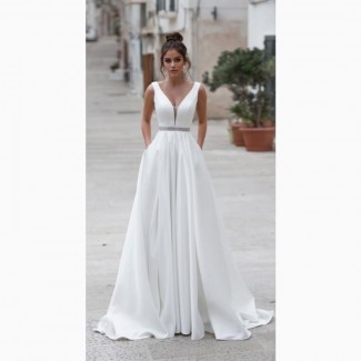 Атласное свадебное платье с V образным декольте