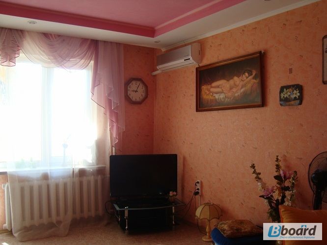 Купите эту просторную 2-х комнатную квартиру на среднем этаже по Днепропетровской дороге