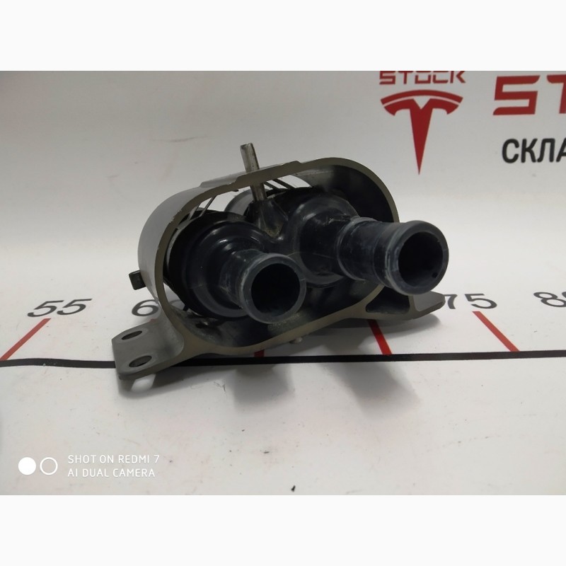 Фото 7. Переходник охладителя батареи бинокль в сборе Tesla model X S REST 1003117