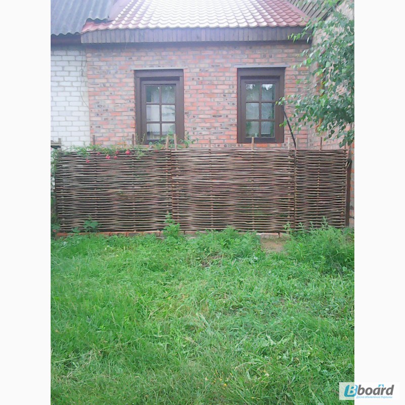 Фото 3. Украинский тын, плетеный забор из лозы