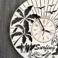 Круглые интерьерные настенные часы из дерева «Сёрфинг»