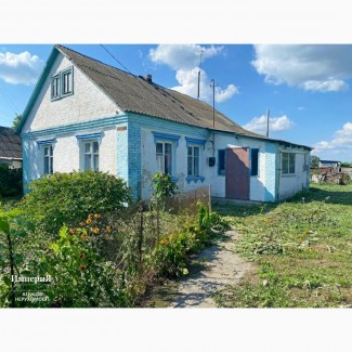 Продам кирпичный дом в Центре села Великополовецкое.Участок 65 соток