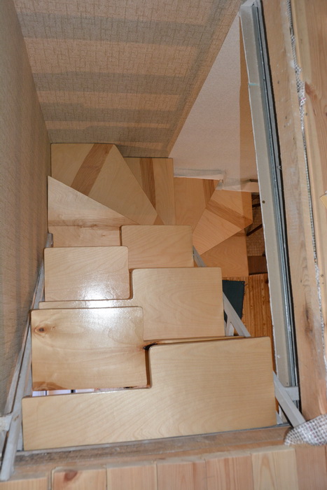 Фото 13. Лестницы на второй этаж. Броневик Днепр