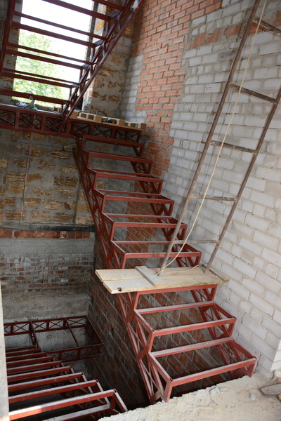 Фото 6. Лестницы на второй этаж. Броневик Днепр