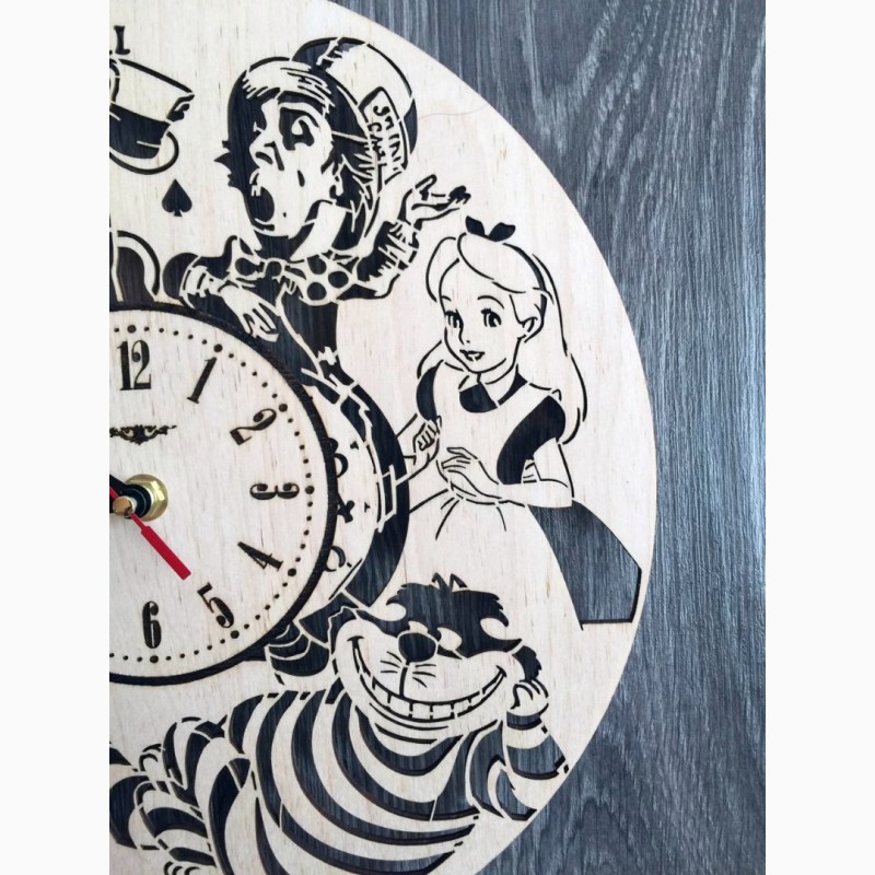 Фото: Дизайнерские настенные часы "Алиса в Стране чудес" .