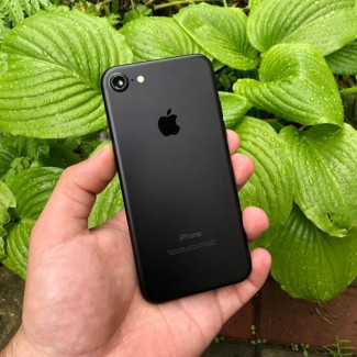 Apple iPhone 7 32GB Black и Silver