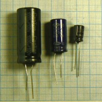 Конденсаторы электролитические вертикальные (в том числе l.esr) 1…22000 мкф 6.3…450 вольт