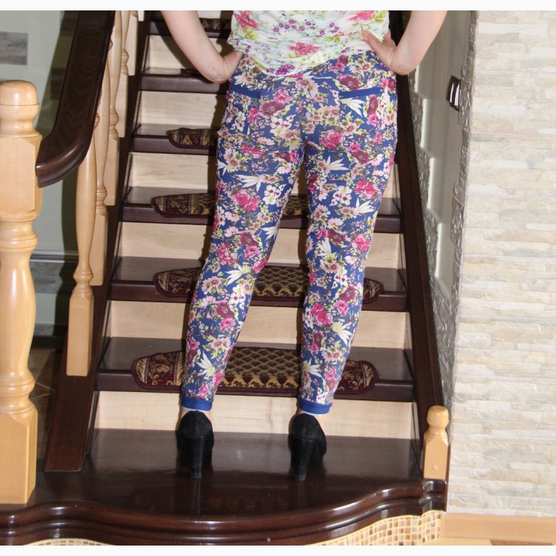 Фото 2. Легкие женские штаны цветочной расцветки