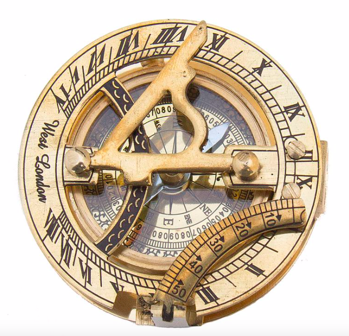 Фото 2. Бронзовый компас c солнечными часами в кожаном чехле