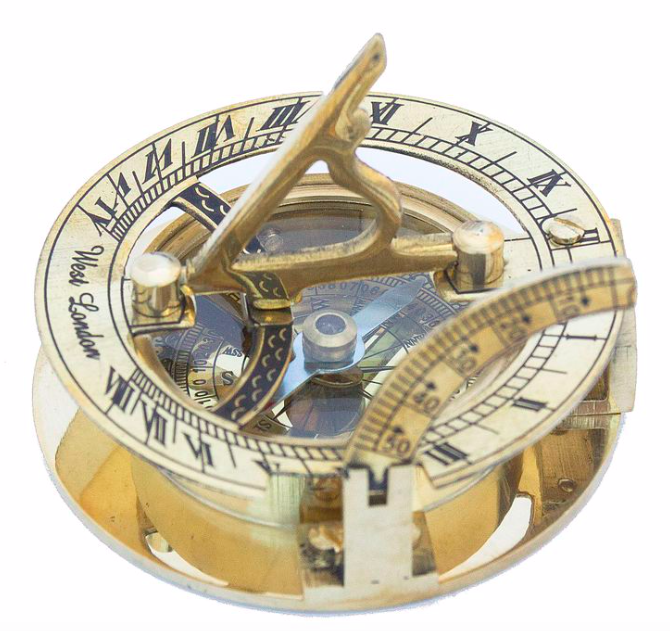 Фото 4. Бронзовый компас c солнечными часами в кожаном чехле