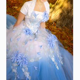 Свадебное платье бело – голубое с цветами