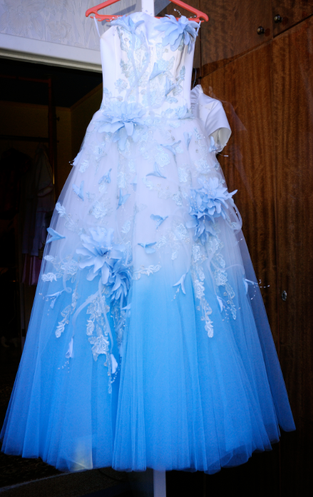 Фото 2. Свадебное платье бело – голубое с цветами