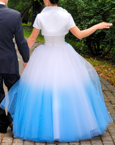 Фото 3. Свадебное платье бело – голубое с цветами