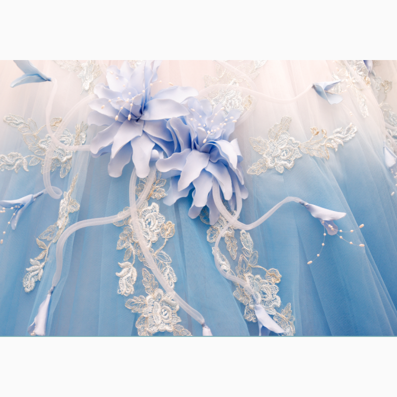 Фото 4. Свадебное платье бело – голубое с цветами