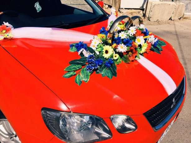 Фото 3. Свадебные украшения на машину в украинском стиле