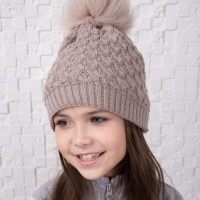 Вязанная шапка с меховым помпоном для девочек