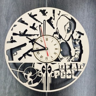 Часы из дерева на стену «Дэдпул»